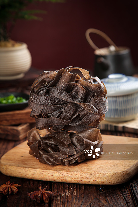 深底上的荞麦面皮图片素材