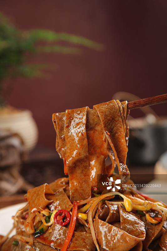 深底上的荞麦面皮图片素材