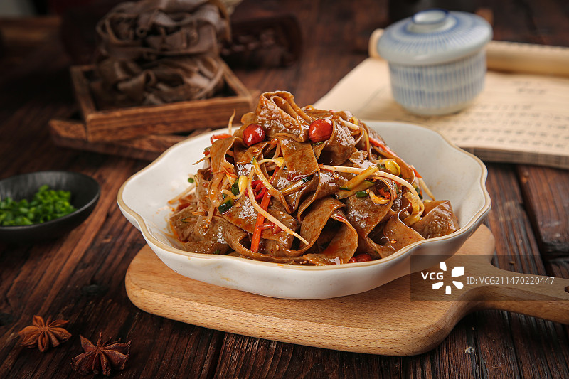 深底上的荞麦面皮图片素材