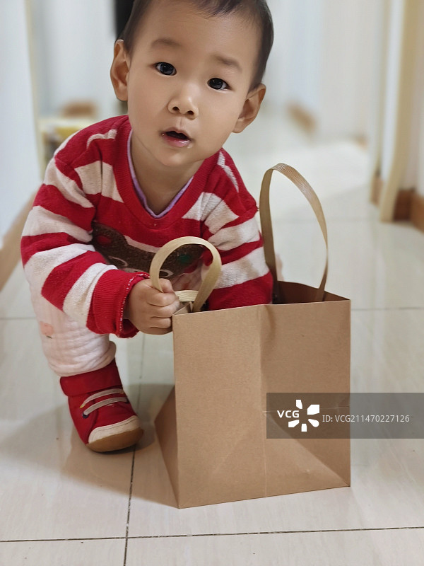 购物归来 猜猜我买了啥图片素材