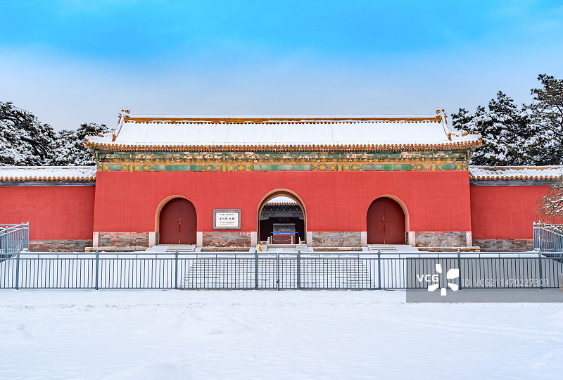 冬天雪后北京明十三陵长陵陵门大宫门图片素材