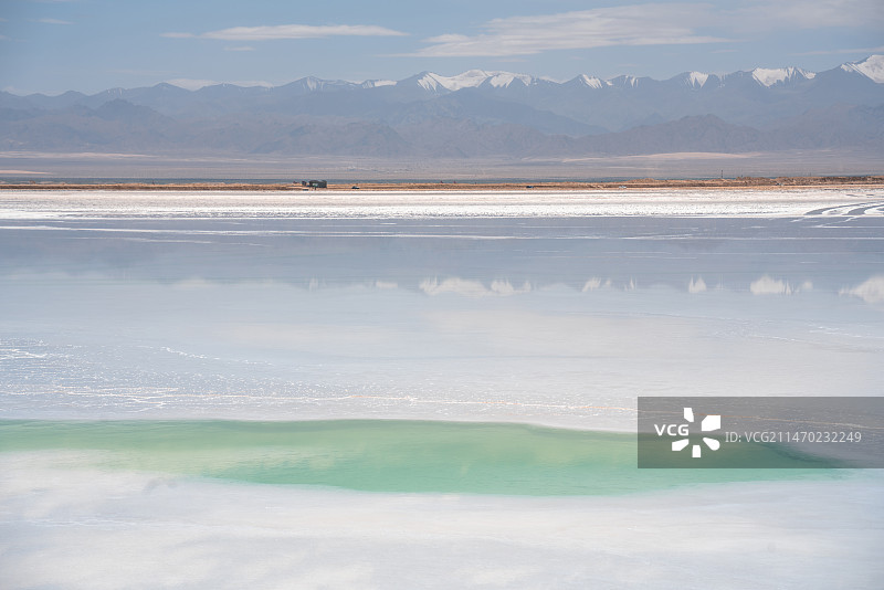 青海盐湖湖边的盐滩图片素材