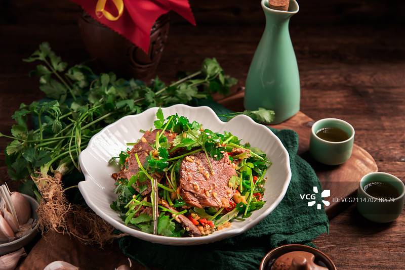 餐桌上的凉拌菜：香菜拌牛肉图片素材