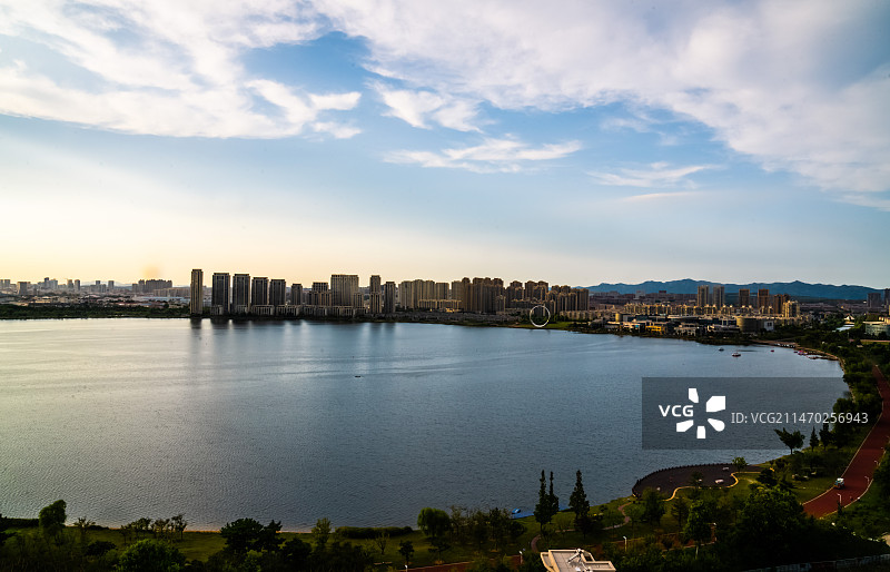 俯看荣城半圆形的樱花湖风光。图片素材