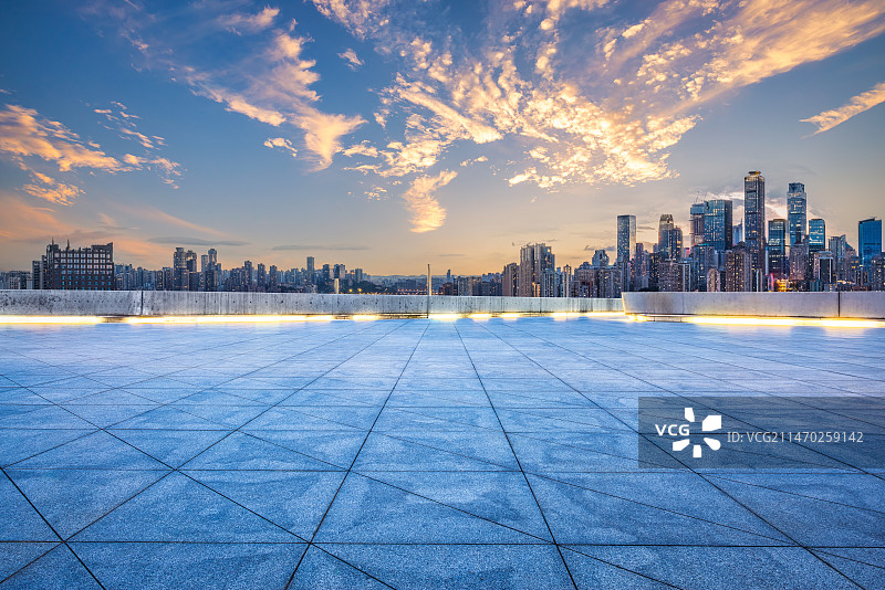 中国重庆空的地板和市中心天际线夜景图片素材