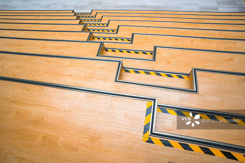 室内楼梯上的安全标识线图片素材