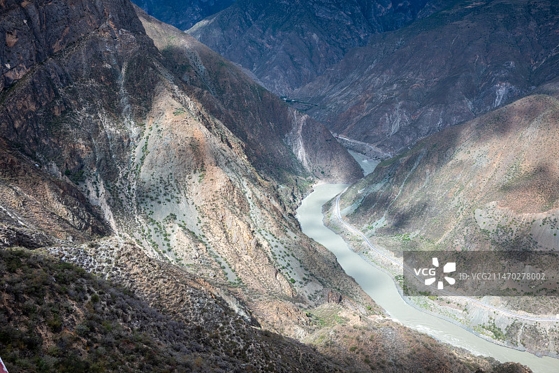 云南迪庆金沙江大拐弯观景台，俯瞰金沙江以及周边的山脊山峰山峦图片素材