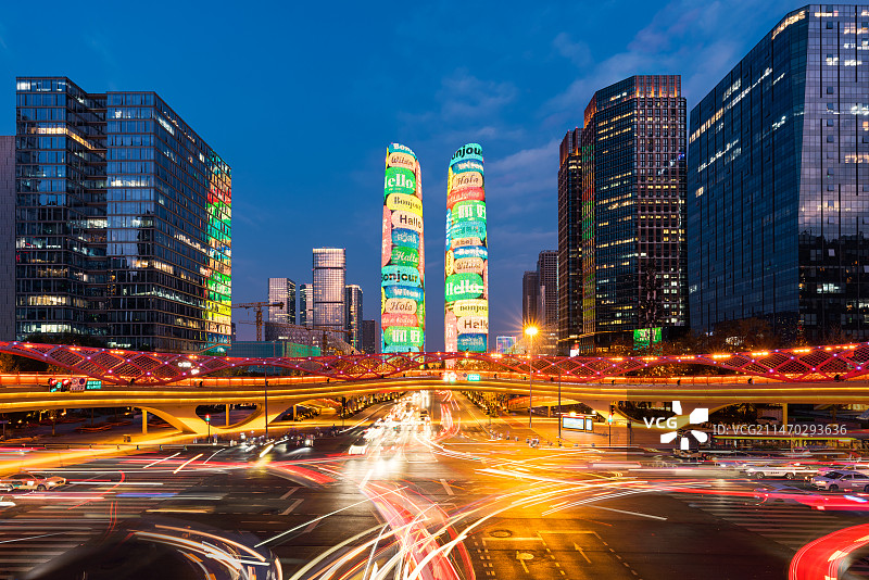 四川成都市高新区交子之环和天府金融城双子塔夜景图片素材