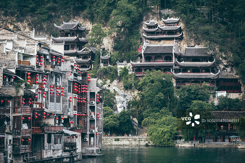 贵州黔东南镇远古城舞阳河边的青龙洞图片素材