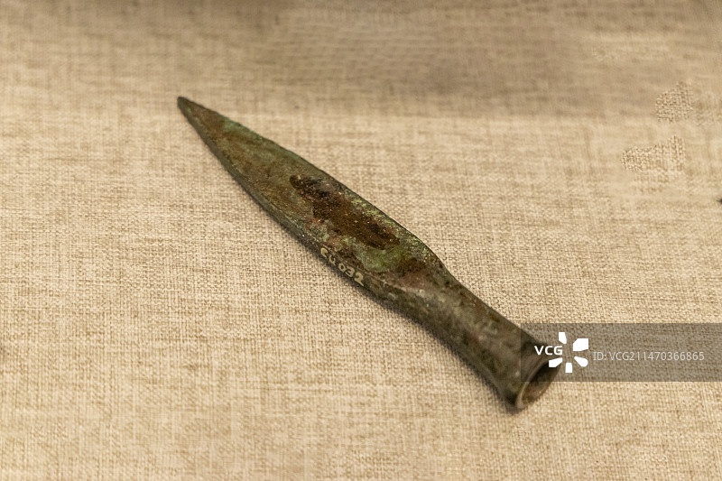 新疆伊犁哈萨克自治州博物馆“伊犁州历史文物陈列展”：铜矛（青铜时代，尼勒克县征集）图片素材