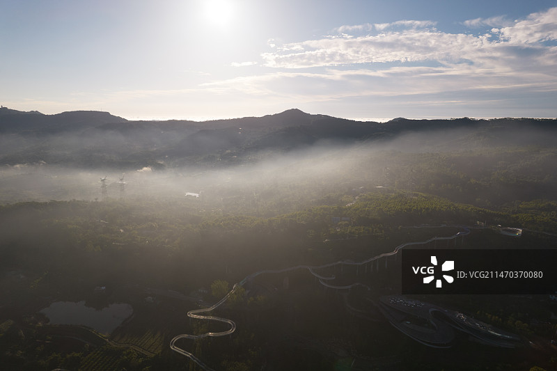 成都雪山下的城市风光图片素材