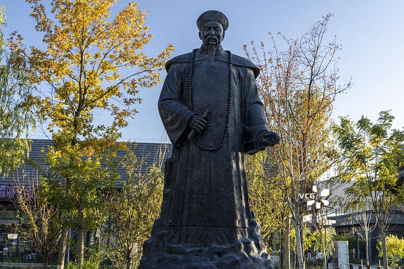 新疆维吾尔自治区伊犁哈萨克自治州惠远古城：左宗棠（中国晚清政治家、军事家、民族英雄）雕像图片素材