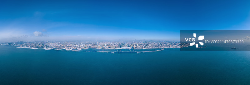 航拍雪后大连城市天际线图片素材