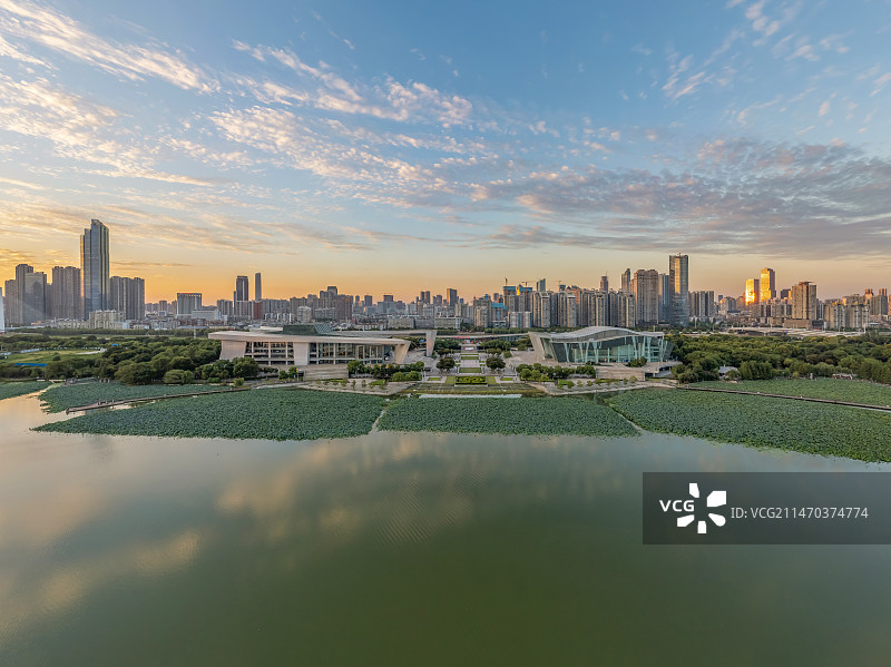 夕阳火烧云下的武汉琴台大剧院艺术中心图片素材