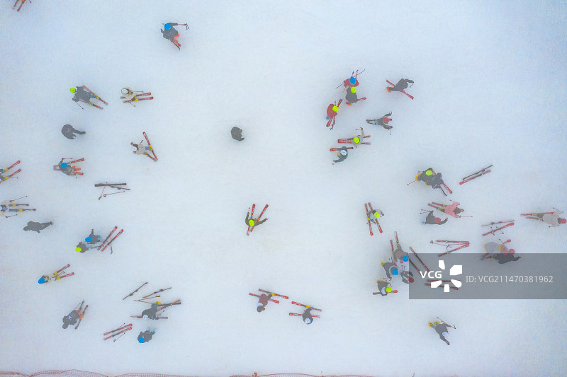 航拍新疆冬季滑雪场的大量人群图片素材
