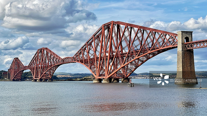 苏格兰爱丁堡多云天空下的吊桥图片素材