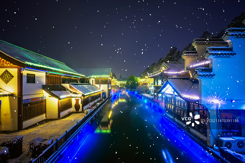 夜雪光影中的水街+南京图片素材