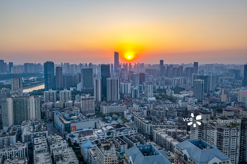 夕阳下的武汉硚口区城市风光 汉正街 多福路图片素材