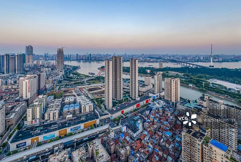 黄昏的武汉城市风光 汉正街 汉江 长江大桥 全景图片素材