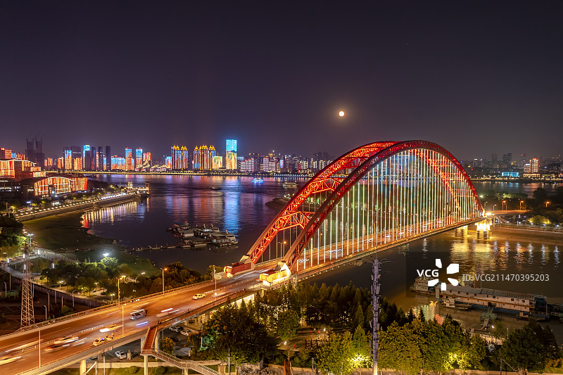 灯火辉煌繁华的武汉夜景 晴川桥图片素材