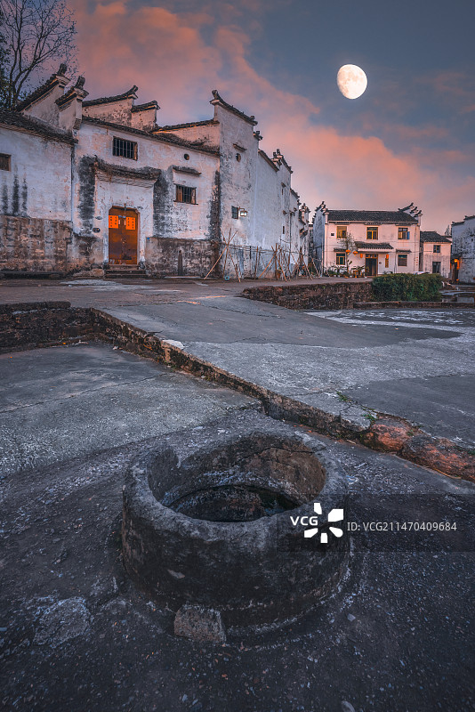 月光下浙江金华古建筑和老井图片素材