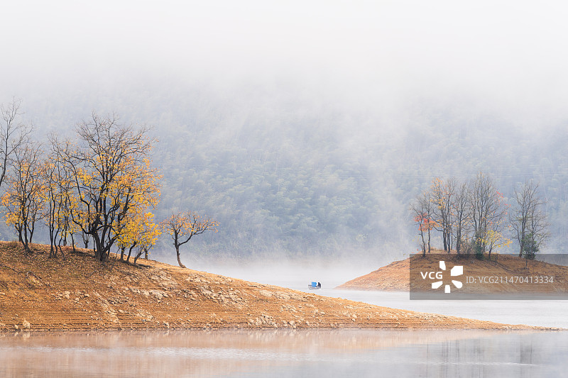 安徽黄山市太平湖秋天早晨雾气腾腾岛屿树红叶黄叶湖水平静人间仙境天堂图片素材