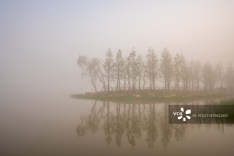 江苏省盐城市亭湖区凤依湖畔的晨曦图片素材