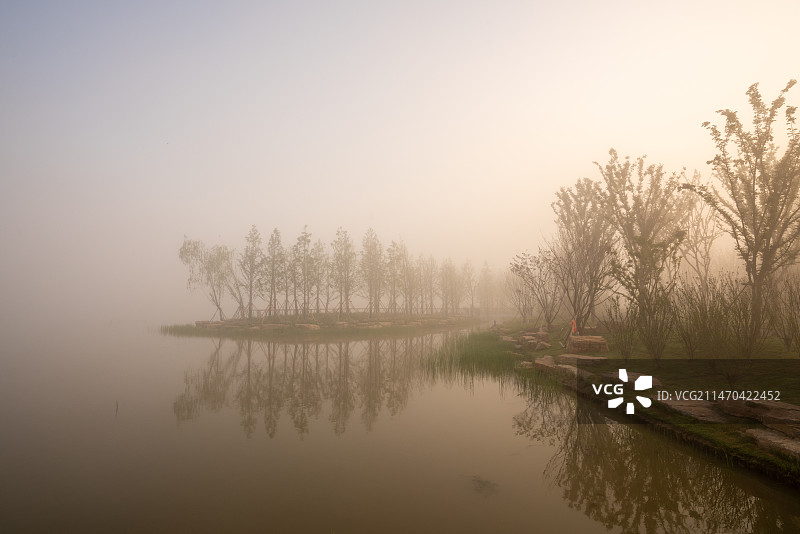 江苏省盐城市亭湖区凤依湖畔的晨曦图片素材