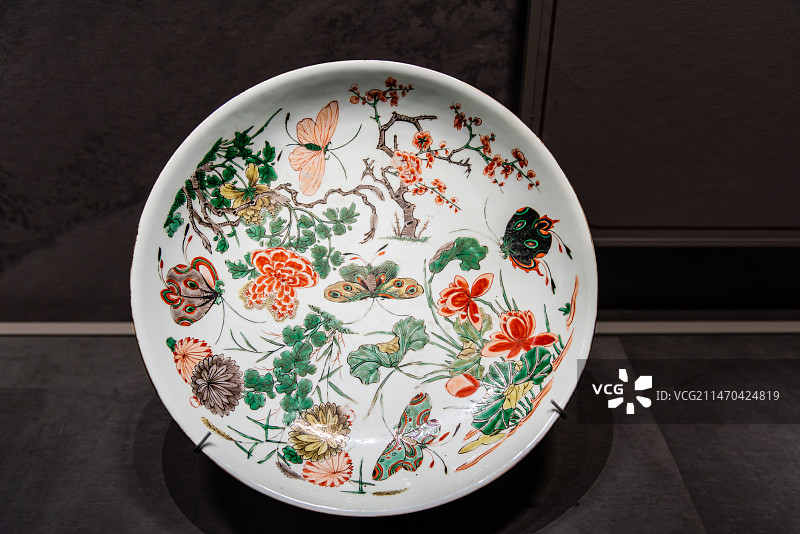 中国山西博物院的清康熙五彩蝶纹盘图片素材