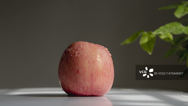 桌上苹果特写镜头图片素材