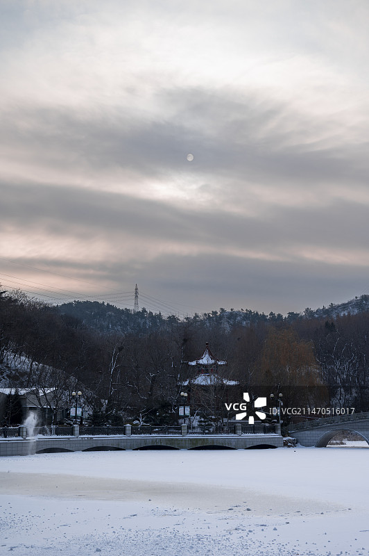 冬季的雪景风光，冬天的公园风光，冬雪下的园林，大连植物园，雪中的亭子与多孔桥图片素材