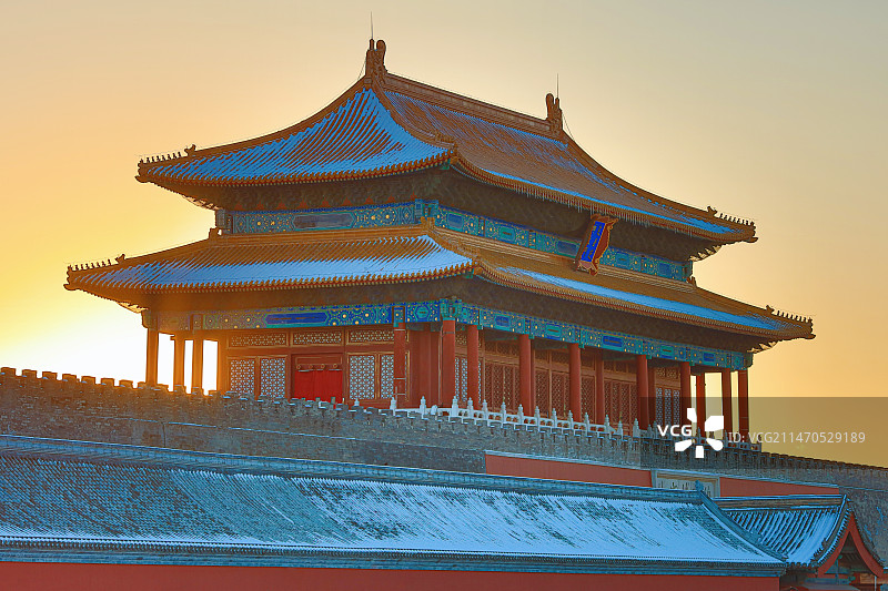 雪后晴天的故宫神武门日落万丈霞光图片素材