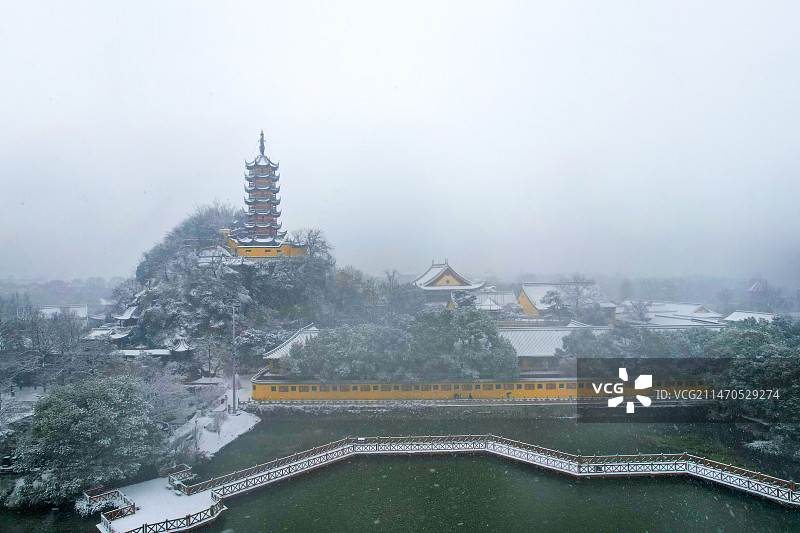 雪中金山寺图片素材