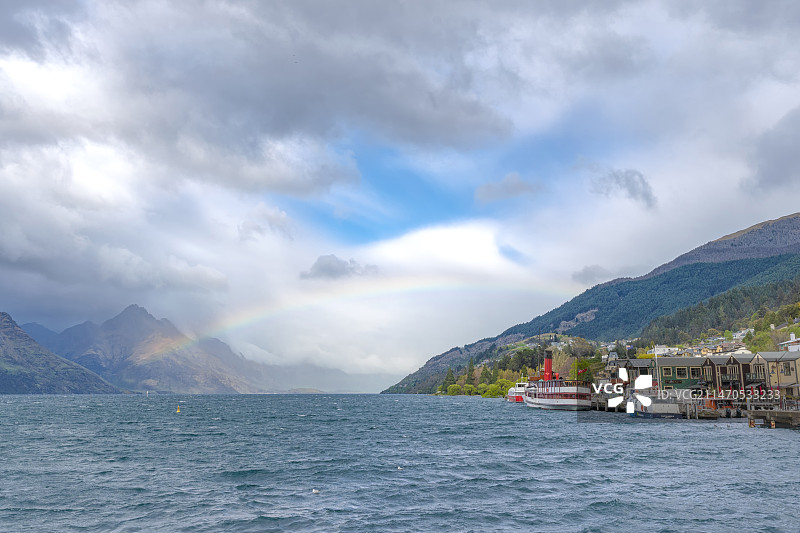 皇后镇瓦卡蒂普湖上的彩虹图片素材