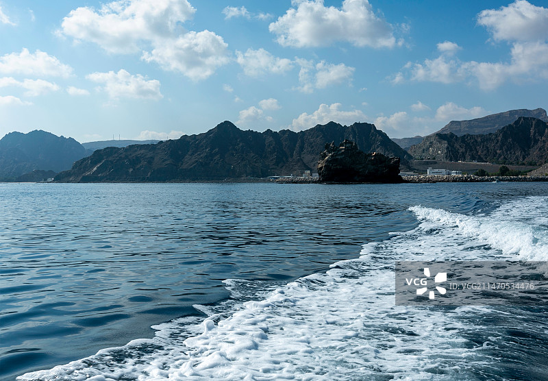 阿曼海湾蓝天白云山脉自然风景图片素材