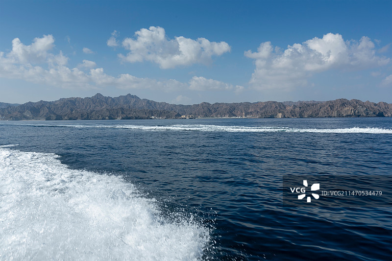 阿曼海湾蓝天白云山脉自然风景图片素材