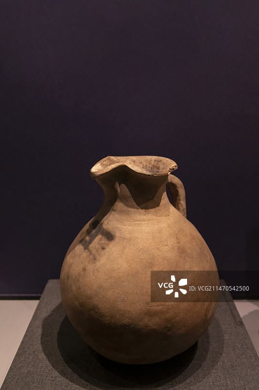 新疆维吾尔自治区博物馆新疆历史文化展：“王”字带流陶罐（汉晋，民丰县尼雅遗址出土）图片素材