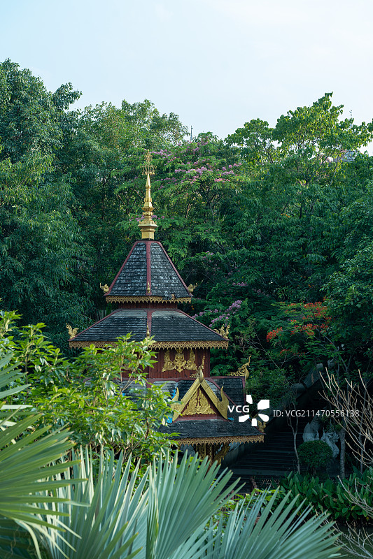 西双版纳曼听御花园里的佛教建筑图片素材