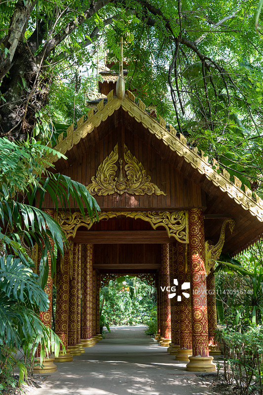 西双版纳曼听御花园里的佛教建筑图片素材