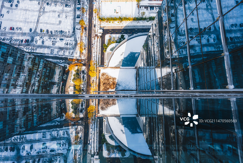 现代写字楼玻璃幕墙冬季雪景正上方视角图片素材