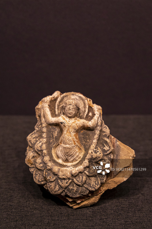 新疆维吾尔自治区博物馆新疆历史文化展：彩绘菩萨石膏像（北朝，墨玉县征集）图片素材