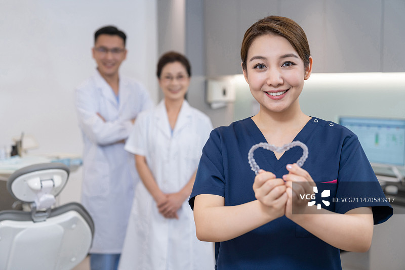 医生在牙科诊所图片素材