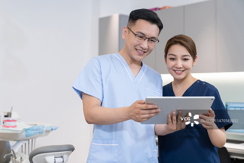 医生在牙科诊所图片素材