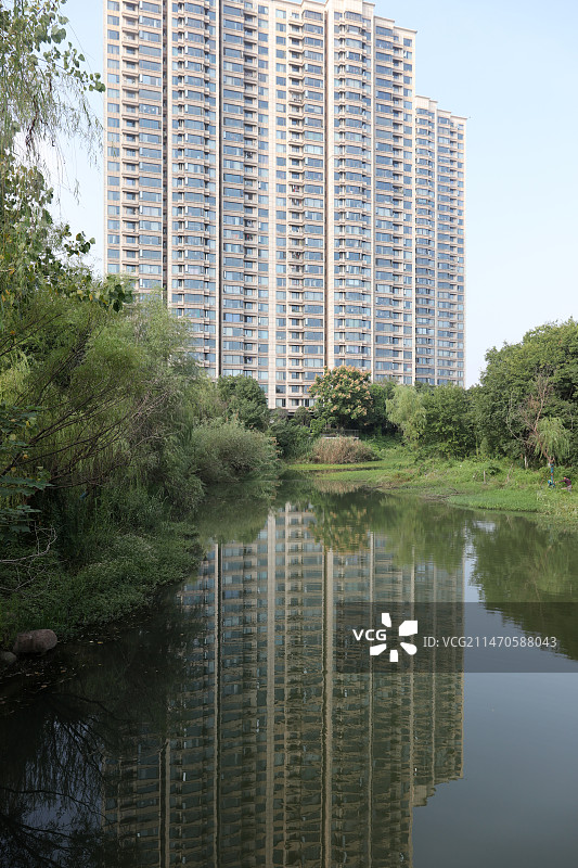 住宅小区水面倒影图片素材
