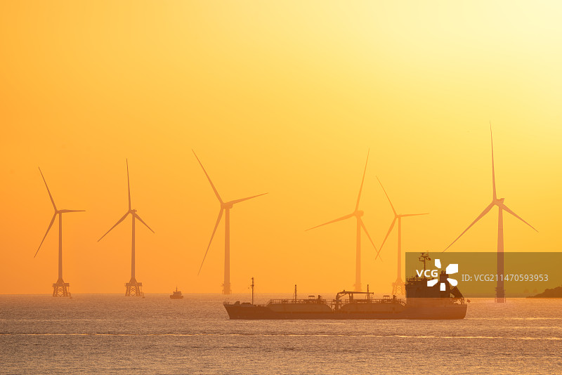 珠海外伶仃洋海上风力发电场余晖图片素材
