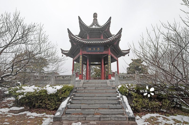 冬季南京明孝陵梅花林的亭子图片素材