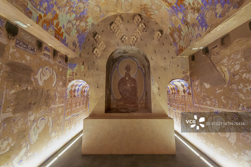 新疆维吾尔自治区博物馆新疆历史文化展：克孜尔石窟第171窟复原，位于谷东区中段，是一个纵券顶中心柱窟图片素材