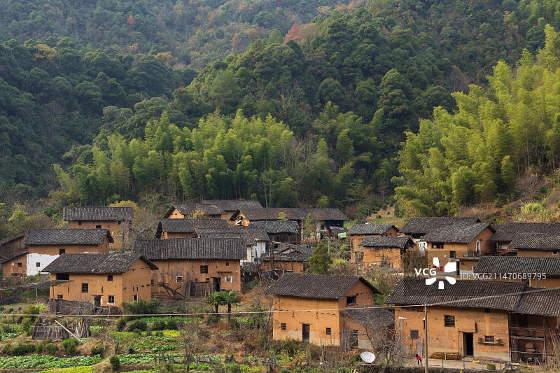 晨雾中的中国古老村庄-石城图片素材