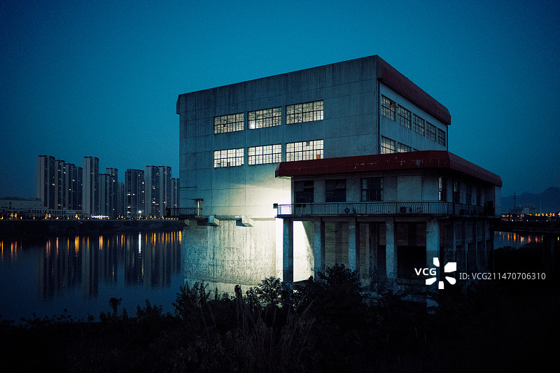 湖南常德石门澧水旁水厂蓝调特写图片素材