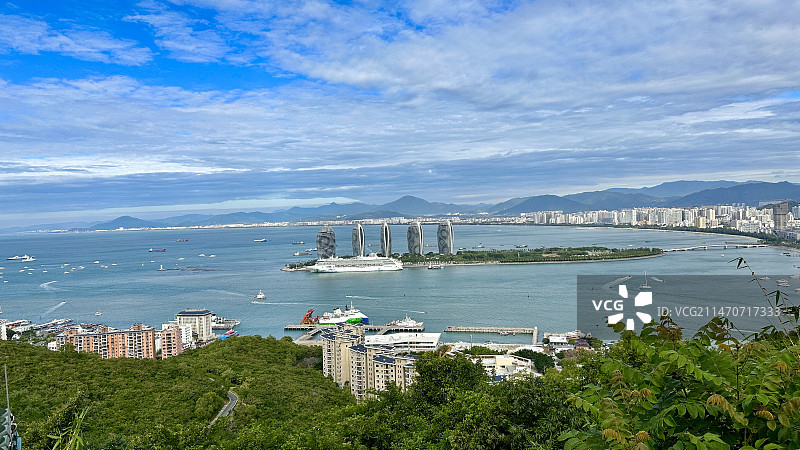 远眺凤凰岛和三亚湾图片素材